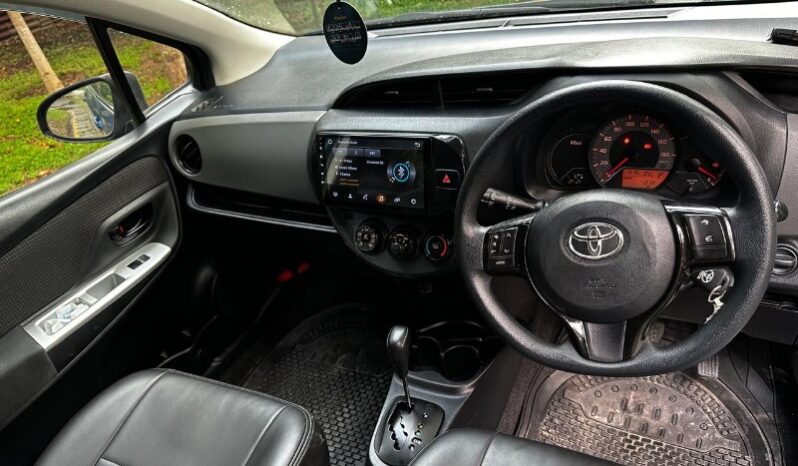 
								Toyota Vitz .F 1.3 2015 full									