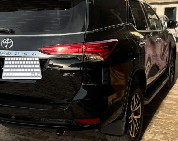 
								Toyota Fortuner 2.8 Sigma 4 2018 full									