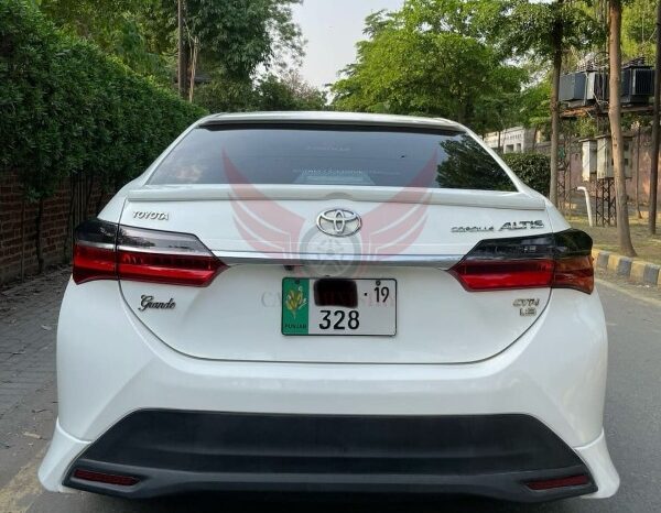 
								Toyota Corolla Altis Grande CVT-i 1.8 2017 full									
